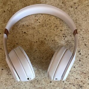 Beats by Dre Over-Ear Headphones - light pink